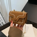 Bruine mini crossbodytas met borduursels, witte stiksels en gouden ketting - Bruin