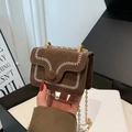 Bruine suède mini-crossbodytas met wit borduursel en een gouden metalen ketting - Bruin