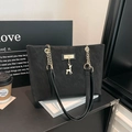 Sac cabas noir avec pendentif cerf doré et bandoulière en chaîne pour un style élégant - Noir