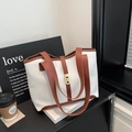 Witte gewatteerde tote bag met bruin leren bies en een gouden draaisluiting - Wit en Bruin