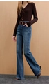 Dettaglio dei jeans a zampa a vita alta blu scuro con piega centrale e fibbia in metallo - XS / Blu