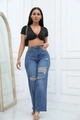 Dettaglio dei jeans a vita alta strappati con crop top nero incrociato e borsa - Blu scuro