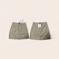 Dettagli fronte e retro di una minigonna kaki in cotone a vita alta con tasche - S / Cachi