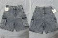 Dettaglio fronte e retro dei pantaloncini cargo in denim blu chiaro con tasconi - S / Blu Medio