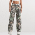 Pantaloni a vita alta a gamba larga da donna con stampa mimetica forestale realistica - S / Camuffamento Forestale