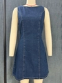 Detail van een donkerblauwe mouwloze spijkerjurk met gele decoratieve contraststiksels - S / Donkerblauw
