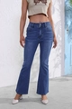Dettaglio dei jeans a zampa blu a vita bassa con doppia chiusura a bottoni e vestibilità slim - S / Blu
