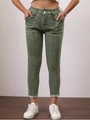 Dettaglio dei jeans elasticizzati verde militare con doppia abbottonatura e cuciture - S / Verde