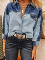 Detail der Denim-Jacke im Color-Block-Design mit Fransensaum und Vintage-Herz-Schnalle - XS / Blau