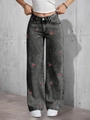 Detail der roten Kirschstickerei auf retro-schwarz gewaschener High-Waist-Wide-Leg-Jeans - XS / Rauchgrau