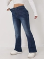 Dettaglio dei jeans a zampa elasticizzati a vita alta con lavaggio denim blu scuro e vestibilità - 2XL / Blu Vintage
