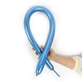 Detailansicht dicker, glänzender metallisch-blauer Latex-Ballons für Ballonmodellage - Metallic-Blau