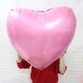 Grande palloncino a cuore in alluminio rosa per decorazioni di nozze tenuto da una modella - Cuore Rosa