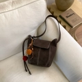 Dunkelbraune Beuteltasche aus mattem Wildleder mit Kontrastnähten und Plüsch-Anhängern - Ohne Anhänger / Braun
