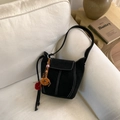 Schwarze Wildleder-Eimertasche mit weißen Kontrastnähten und Ethno-Anhänger-Detail - Ohne Anhänger / Schwarz