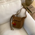 Braune Vintage-Wildleder-Beuteltasche mit Kontrastnähten und bunten Pelz-Bommel-Anhängern - Ohne Anhänger / Braun