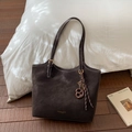 Deep brown retro tote bag with white contrast stitching and decorative charm - With Pendant / Brown