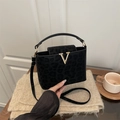 Schwarze Handtasche mit Leopardenmuster, goldener V-Schnalle und verstellbarem Schultergurt - Schwarz
