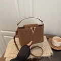 Braune Wildledertasche mit Leopardenprägung, goldenem V-Verschluss und Gurt - Braun