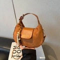 Sac hobo en cuir dépoli marron avec breloque en perles et bandoulière élégante - Avec Pendentif / Marron