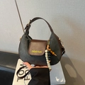 Sac demi-lune en daim gris et cuir marron avec pendentif en perles décoratives - Avec Pendentif / Gris