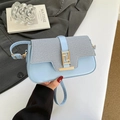 Sacoche selle bleu clair en similicuir avec boucle dorée et bandoulière chic - Bleu
