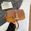 Borsa a sella patchwork in tessuto marrone con chiusura dorata e catenella - Marrone