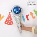 Handgehaltener Astronauten-Folienballon mit blauem Helm für Weltraum-Motto-Partys - Weißer Spaceman Stockballon