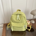 Sac à dos en velours côtelé vert clair avec texture verticale et poche avant pour le trajet - Vert