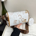 Sac polochon blanc avec imprimé léopard, motifs de lettres et large bandoulière - Blanc