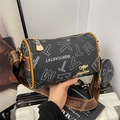 Sac cylindre en cuir noir texturé avec imprimé géométrique et mini pochette ronde - Noir