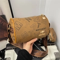 Sac Boston marron avec imprimé léopard, bandoulière jacquard et petit porte-monnaie - Marron