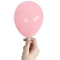 Palloncino in lattice rosa opaco da 5 pollici tenuto in mano su sfondo bianco - Rosa Chiaro