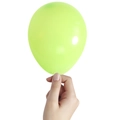 Palloncino in lattice opaco verde fluorescente da 5 pollici tenuto in mano - Verde Frutta