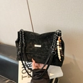 Détail du sac à bandoulière noir vintage avec chaîne en métal et breloque en perles de bois - Avec Pendentif / Noir
