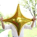 Scatto all'aperto di un palloncino a stella in alluminio dorato lucido e metallizzato - Stella Oro
