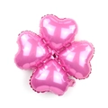Detail van roze hartvormige klavertje vier folieballon met een metallic glans - Roze Klaver