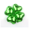 Macro-opname van de glanzende groene klaverblad folieballon met reflecterende metalen finish - Groene Klaver