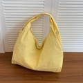 Bolso tote grande amarillo tipo media luna con textura de nailon plisado elegante - Amarillo