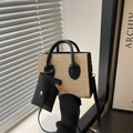 Elegante borsa tote quadrata intrecciata beige con manici neri e mini pochette - Nero