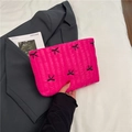 Borsa cosmetica trapuntata magenta con ricamo a farfalla in stile velluto a coste - Rosso rosa