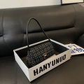 Sac sous le bras minimaliste en tweed noir et blanc avec bandoulière et fermoir métal - Noir