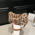 Borsa a tracolla peluche leopardata con catene argentate e manico in pelle marrone - Marrone