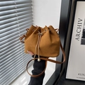 Bolso de cubo marrón caramelo esmerilado con cadena dorada y detalle de perla - Marrón