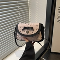 Sac bandoulière plissé rose avec nœud noir décoratif et pendentif cœur argenté - Noir