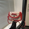 Sac à bandoulière chic rouge et crème avec imprimé floral et pendentif cœur - Rouge