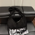 Bolso de hombro retro de ante sintético negro con flecos bohemios y correa ancha de moda - Negro