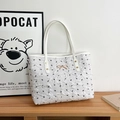 Borsa tote bianca con stampa a fiocchi neri e fibbia in metallo dorato in stile moderno - Bianco