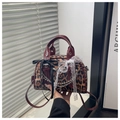 Détail du sac léopard avec poignées en cuir verni rouge et garniture de chaîne argentée - Imprimé Léopard Rouge