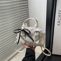 Borsa Boston bianca in ecopelle con catene di metallo e fiocchi decorativi in pizzo - Bianco